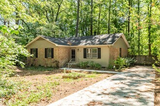 Building Photo - Renovated 3 Bed Ranch Style with large Fenced-in yard!