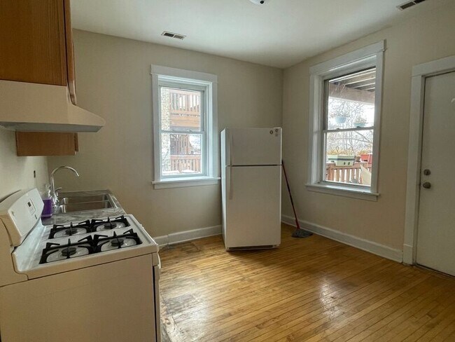 Building Photo - 1103 N California Ave