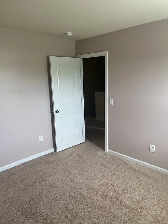 Building Photo - 4 Bedrooms 2.5 Bathrooms