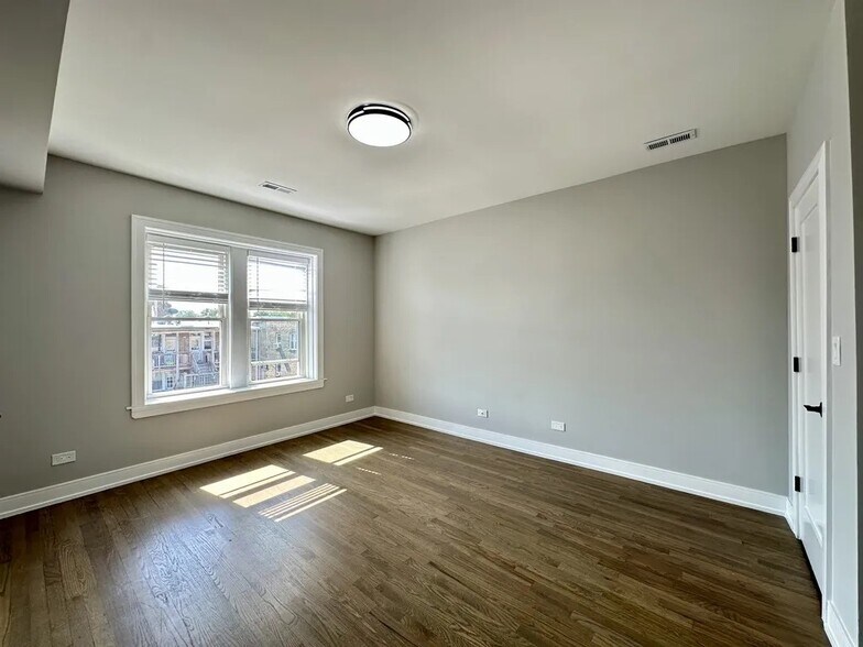 Building Photo - 2636 W Carmen Ave