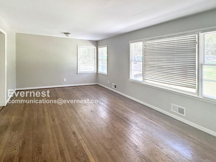 Building Photo - 2616 Wood Dr NE