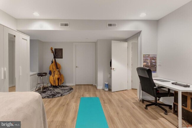Building Photo - 385 Martin St
