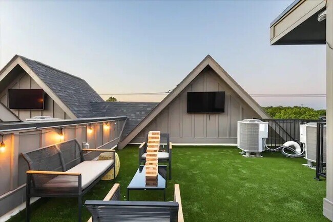 Building Photo - 738 Douglas Ave