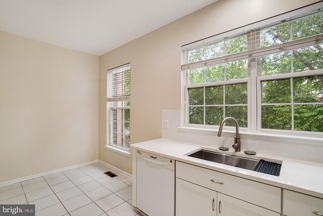 Building Photo - 6490 Tayack Pl