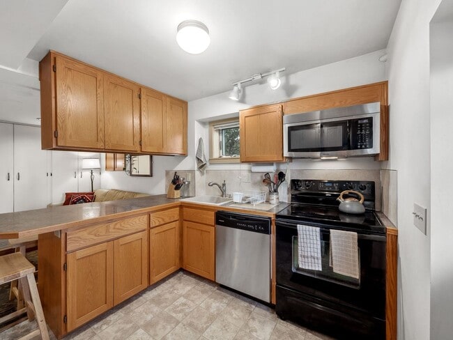 Building Photo - Super Sweet, Partially Furnished, Centrall...
