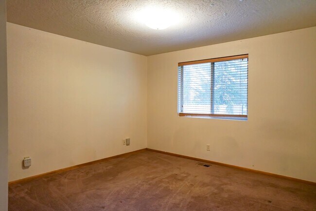 Building Photo - Mini "Ranch" in Hayden