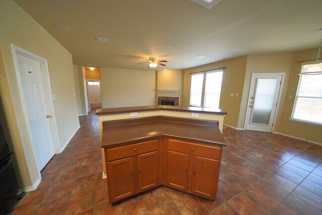 Building Photo - Spacious Home in Cibolo with 3 Car Garage! Realor Commission: $750