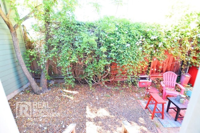 Building Photo - Spacious 1-Bedroom Retreat in Desirable Mo...