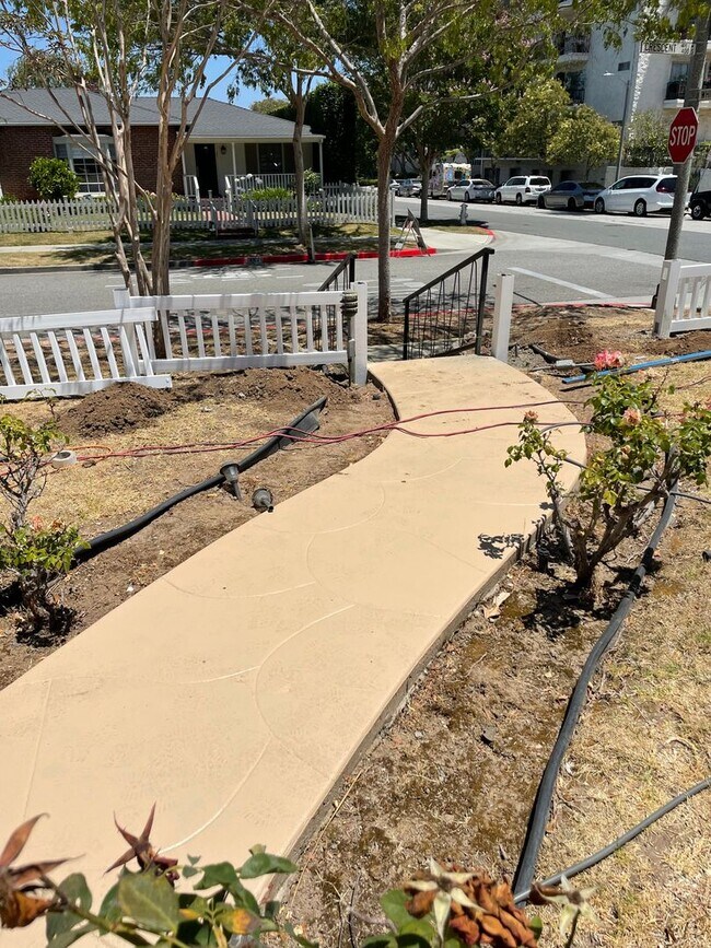 Building Photo - Corner lot home on a classic tree lined Beverly Hills street