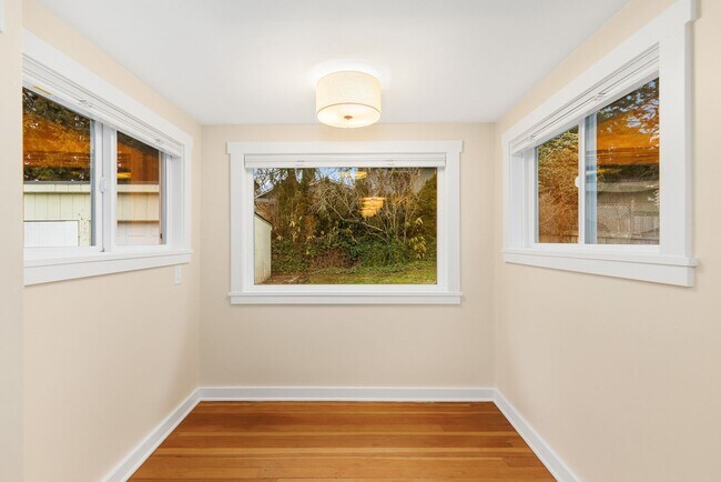Building Photo - Greenlake Charming 3 Bedroom 1.75 Bath Huge Finished Family Room & Unfinished Basement