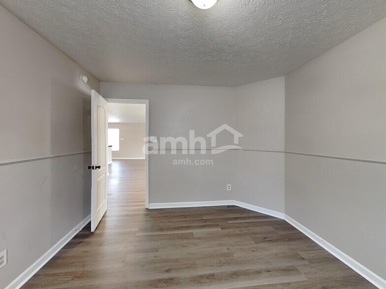 Building Photo - 12831 Silvaire Farm Rd