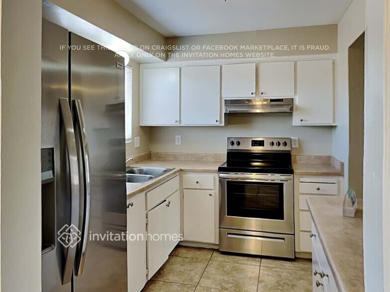 Building Photo - 8527 W Vale Dr