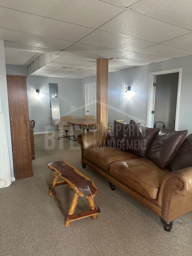 Building Photo - Fantastic Furnished 1 Bedroom Condo