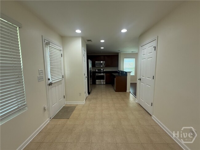 Building Photo - 426 Lions Den Dr
