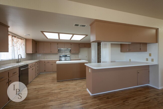 Building Photo - Fresno Westside Farm Home, 2BR/2BA, Built 1992 – Modern Updates!
