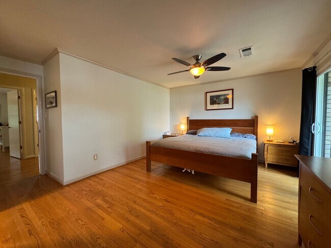 Building Photo - Refreshing 4 Bed 2/2 Bath End Unit Townhom...