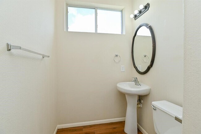 Building Photo - 1030 Riverwood Dr