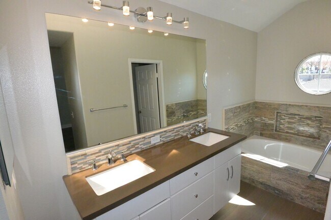Building Photo - Beautiful Remodeled 2 Bed 2.5 Bath Condo in Pacific Ranch