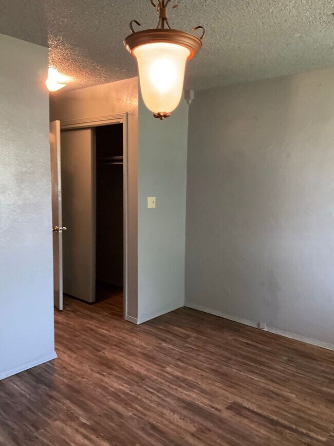 Building Photo - 1/2 OFF FIRST MONTHS RENT!  Great 3 Bed 1 ...
