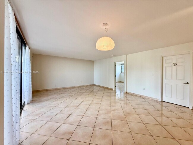 Building Photo - 555 NE 30th St