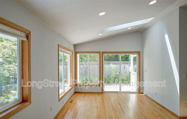Building Photo - 3558 NW Fillmore Ave