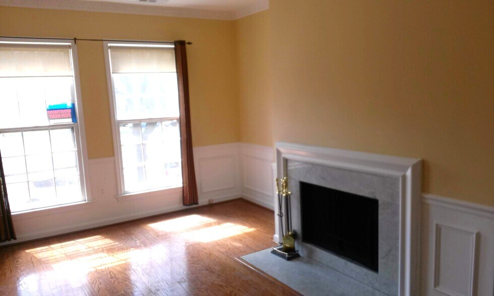 Bright Living Area on MD Ave. - 236 Maryland Ave NE