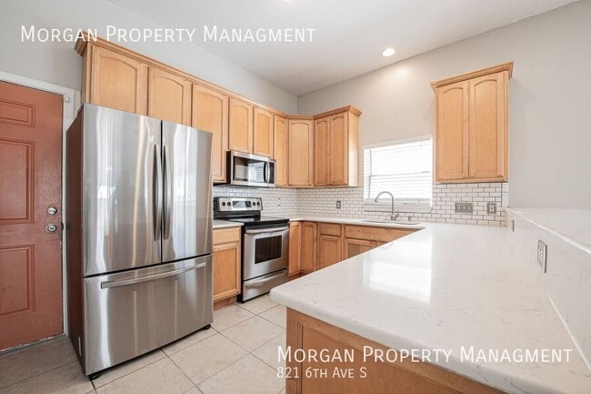 Building Photo - 821 6th Ave S