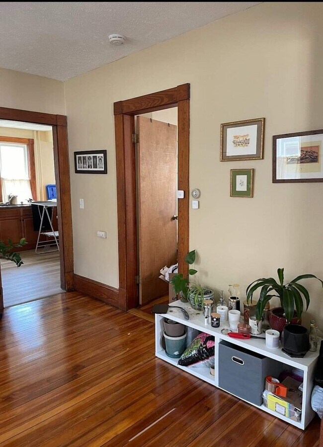 Building Photo - 14 Bardwell St