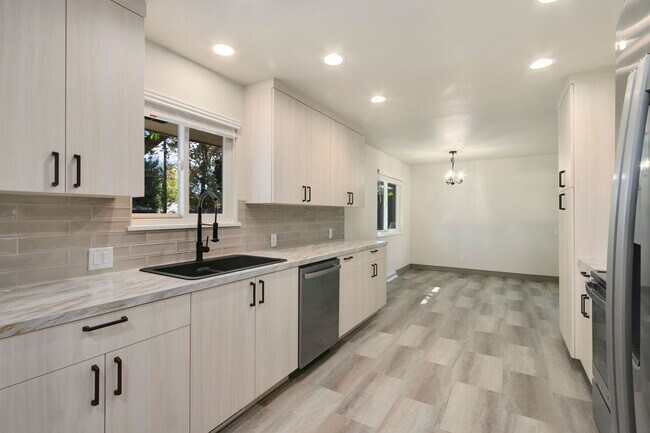 Building Photo - 1726 Cameo