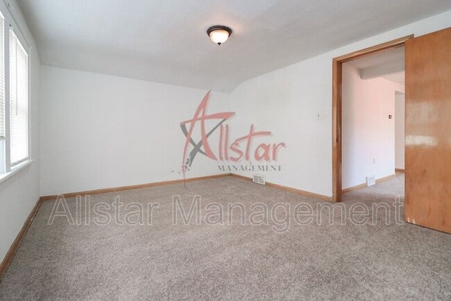 Building Photo - 4902 E 109th St