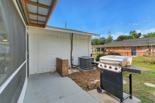 Building Photo - Charming 3-Bedroom Home with Granite Count...