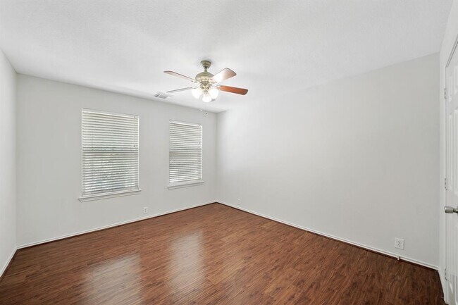 Building Photo - 5826 Kenwood