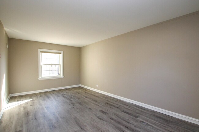 Building Photo - 5815 N Canfield Ave