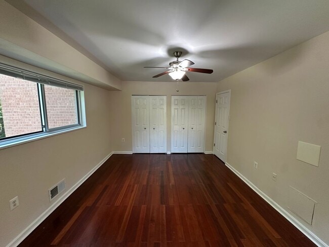 Building Photo - 10637 Weymouth St