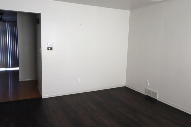 Building Photo - Updated 3-Bed Duplex with 1.5 Baths in Appleton