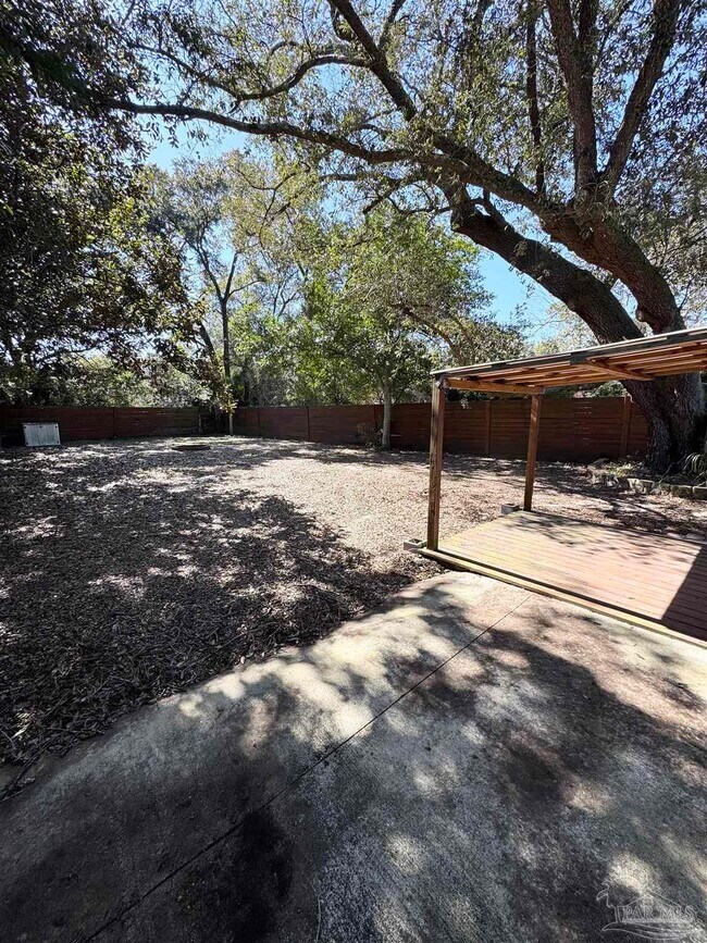 Building Photo - 1010 Hawthorn Dr