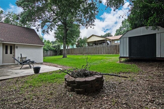 Building Photo - 2410 Valley Dr