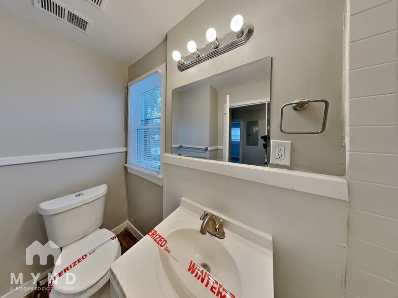 Building Photo - 1825 Oakmont Dr NW