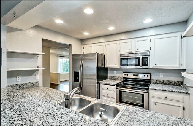 Building Photo - 1420 Cunningham Ln S