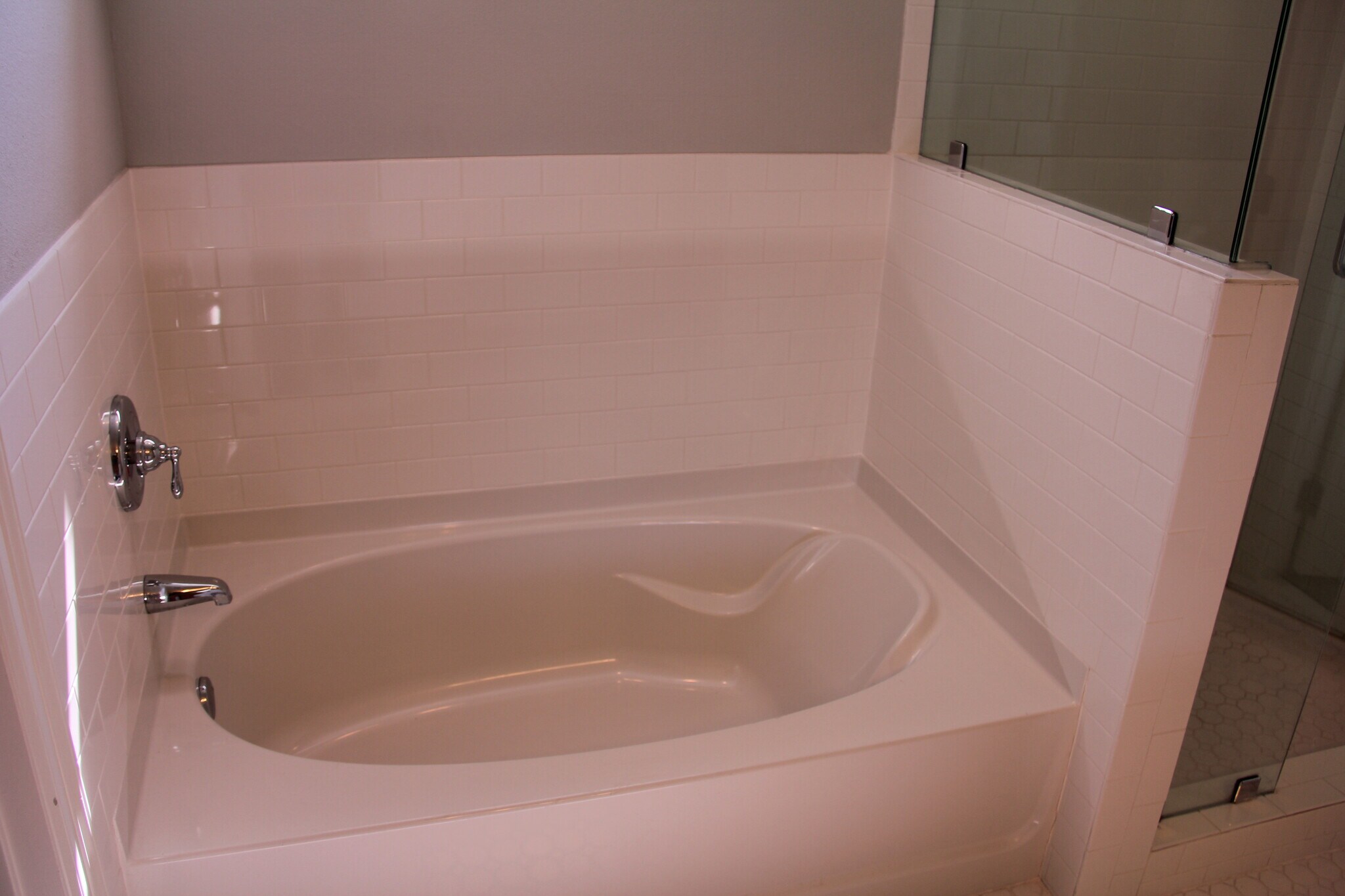 Master Tub - 3716 Collinwood Ave