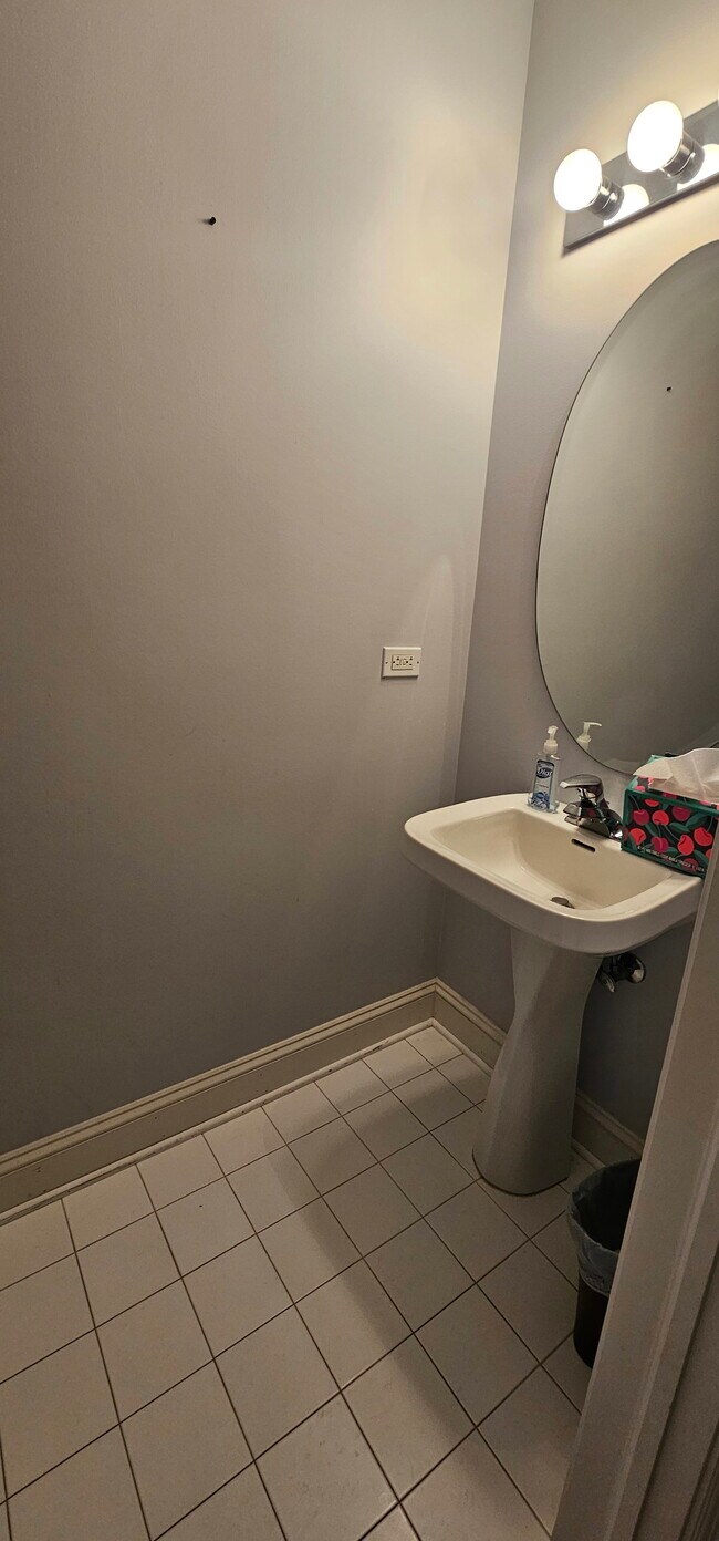 Building Photo - 2330 W St Paul Ave