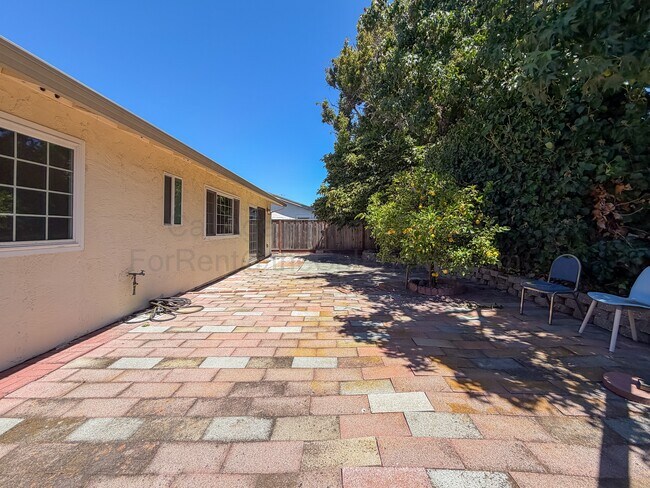 Building Photo - 4207 Queen Anne Dr