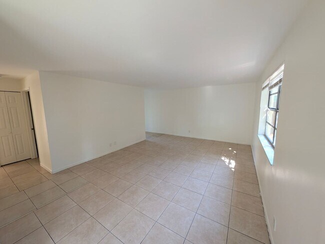 Building Photo - Charming 2-Bedroom Lake Worth Apartment – Water Included!