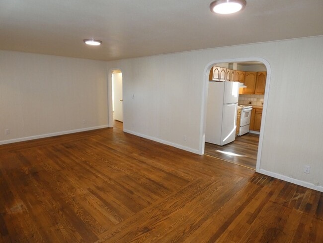 Building Photo - 822 E Seventh - Central Charmer