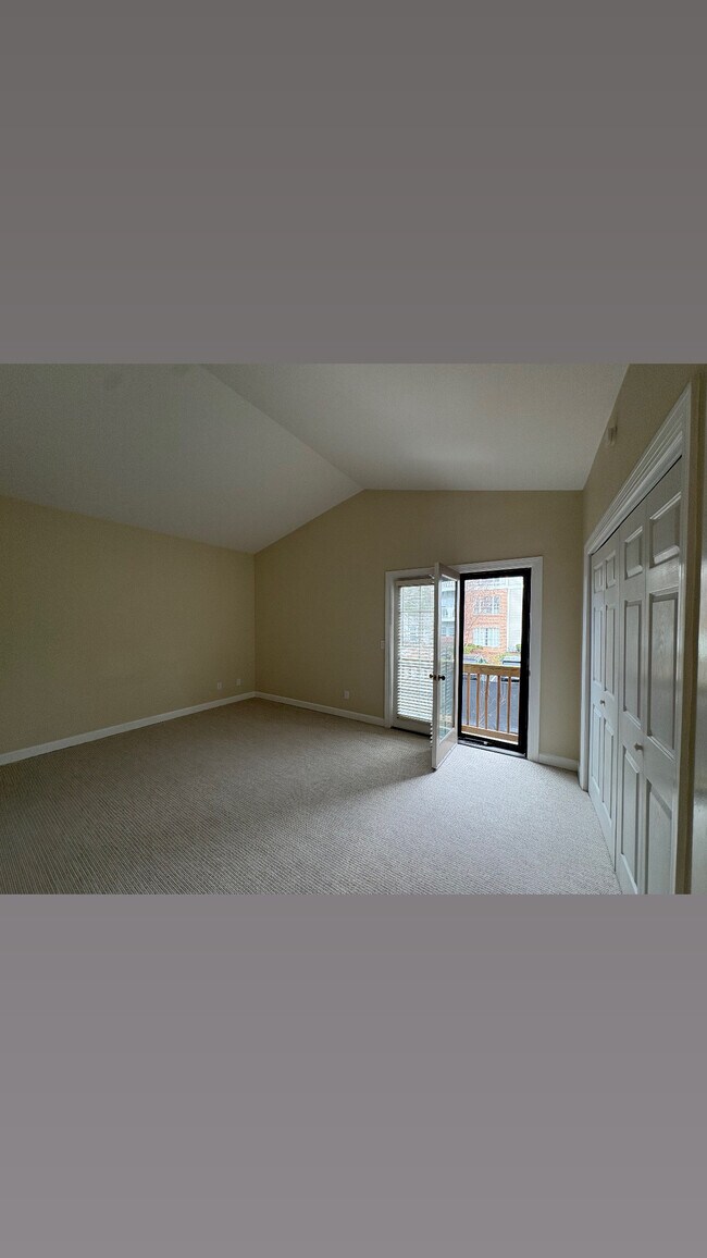 Building Photo - 2032 Graybar Ln