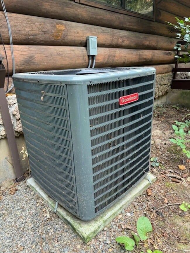 Building Photo - Charming 3BR Country Log Home in the Willamette Valley