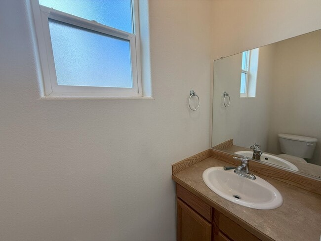 Building Photo - FANTASTIC 3 BEDROOM AND 2.5 BATHROOM TOWNHOUSE IN REDMOND!