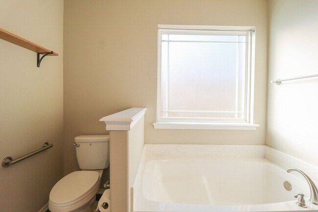 Building Photo - 3 Bed | 2 Bath in Broken Arrow!