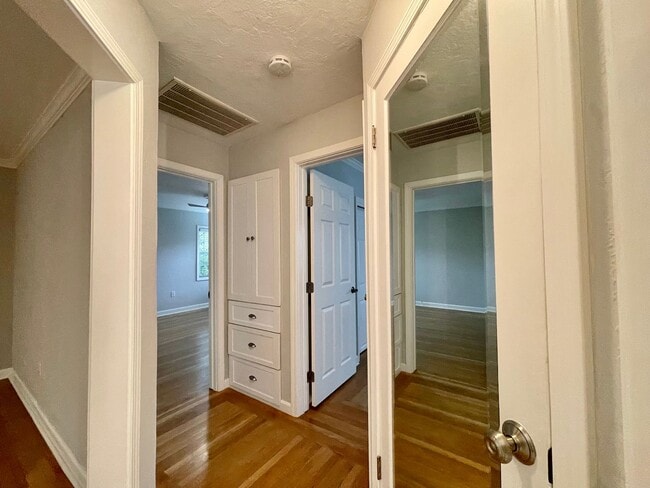 Building Photo - Charming 3 Bedroom 2 Bath Home in Old Town...