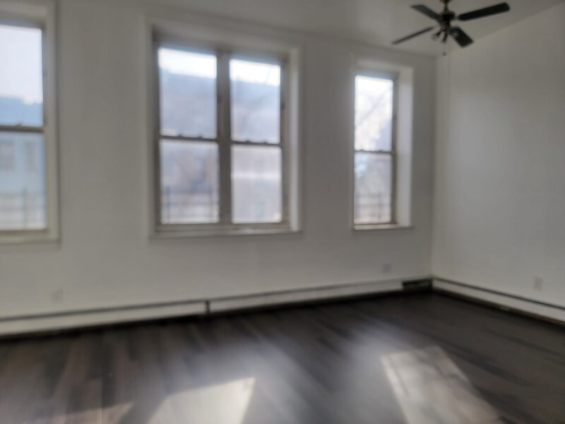 Building Photo - 13 Bleecker St